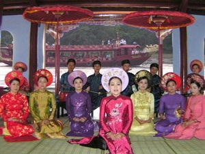 โปรแกรมทัวร์ ล่องแม่น้ำ Huong ฟังเพลงพื้นเมืองเว้